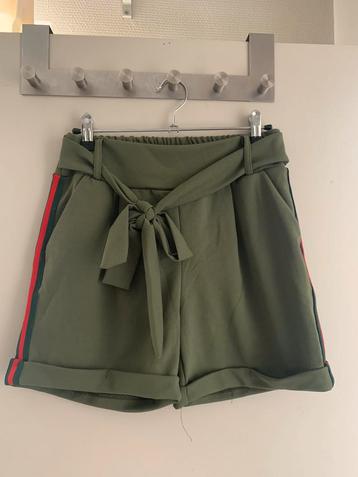 Groen shortje beschikbaar voor biedingen