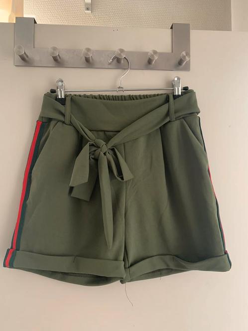 Groen shortje, Kleding | Dames, Broeken en Pantalons, Zo goed als nieuw, Maat 36 (S), Groen, Kort, Ophalen of Verzenden