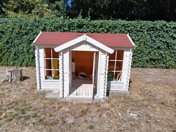 Houten speelhuisje beschikbaar voor biedingen