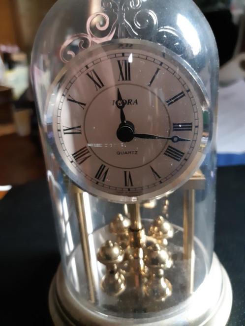 Petite horloge table classique style Haller sous globe, Antiquités & Art, Antiquités | Horloges, Enlèvement
