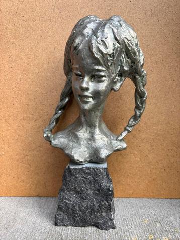 Buste van een vrouw op een sokkel beschikbaar voor biedingen