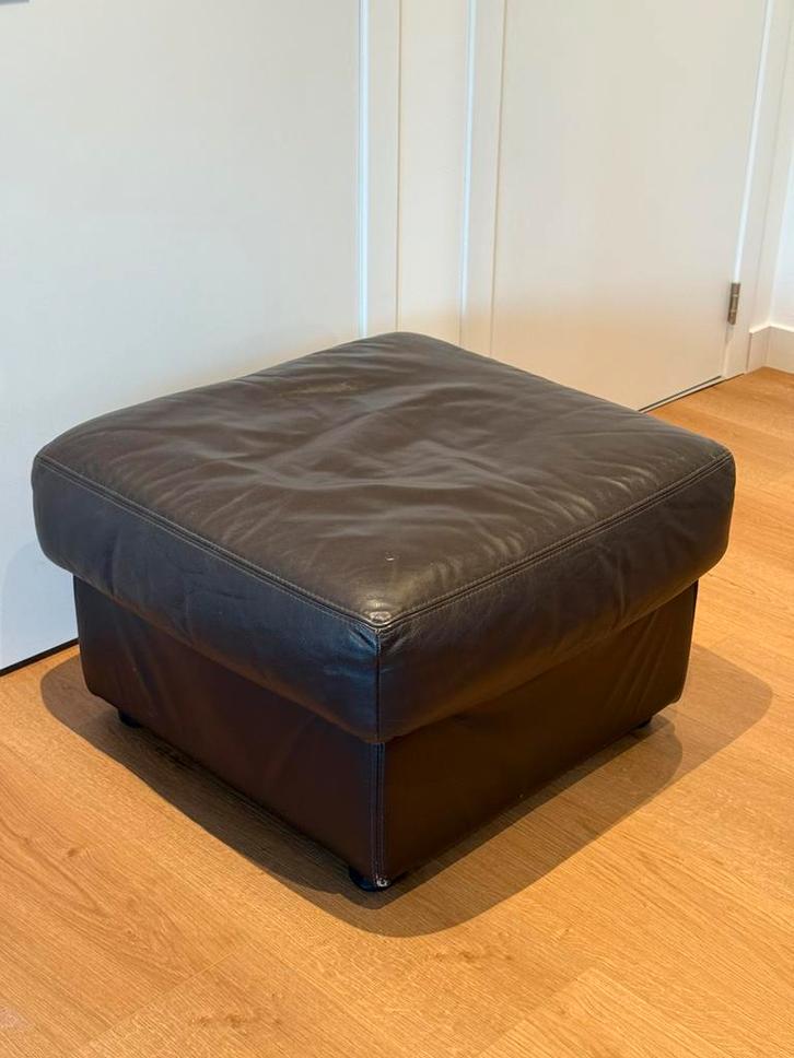 Pouf en cuir noir – ottoman / repose-pied, Huis en Inrichting, Zetels | Voetbanken en poefs, Gebruikt, Vierkant, Leer, Ophalen