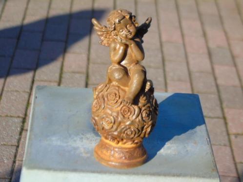 Engel zittend op een roestige gietijzeren bloembal., Tuin en Terras, Tuinwanddecoratie, Nieuw, Ophalen
