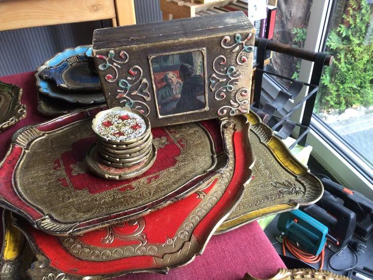 3 florentijnse dienbladen, 1 kistje , 6 onderleggers , 1fles, Antiek en Kunst, Curiosa en Brocante, Ophalen