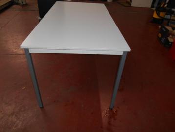 2 Stevige tafels beschikbaar voor biedingen