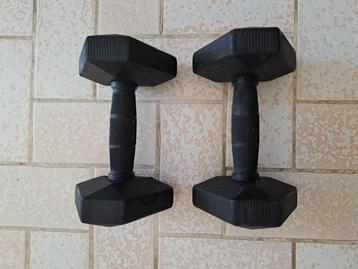 2 halters van 5 kg. Zeer goede grip  beschikbaar voor biedingen