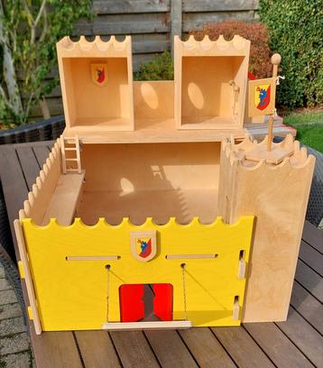 Houten kasteel (90x70x60cm) in zeer goede staat beschikbaar voor biedingen