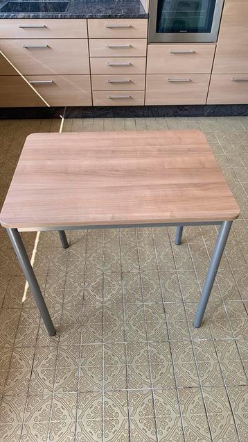 Tafel 80cmx60 cm beschikbaar voor biedingen