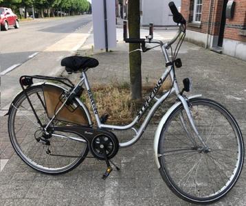 damesfiets met 6 versnellingen,nagezien-alles werkt ! beschikbaar voor biedingen