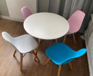 Kindertafel met bijpassende stoelen beschikbaar voor biedingen