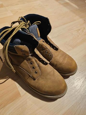 Chaussure Montante D'hiver beschikbaar voor biedingen