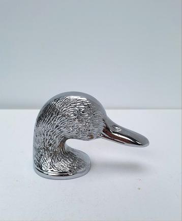 Ouvre-bouteille vintage en métal argenté Ducky Paris disponible aux enchères