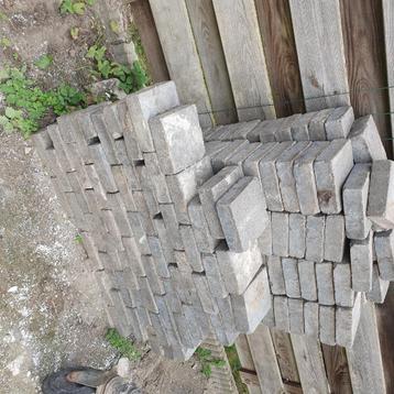 Betonnen klinkers 15×15×4,5  beschikbaar voor biedingen