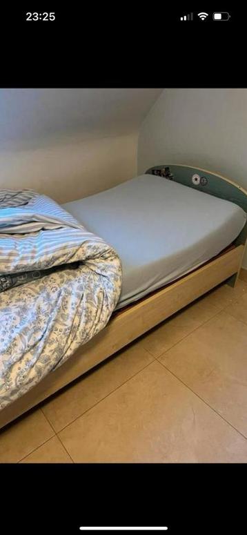 Eenpersoonsbed met matras en nachtkastje beschikbaar voor biedingen