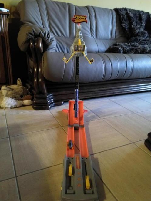 Hot wheels lauch set met vangkraan in de lucht 2 auto's incl, Kinderen en Baby's, Speelgoed |Speelgoedvoertuigen, Zo goed als nieuw