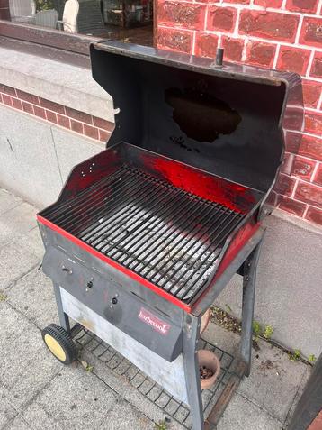 Houtskoolbarbecue beschikbaar voor biedingen