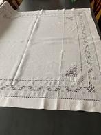 Ancienne nappe blanche avec dentelles 135 X 137 cm