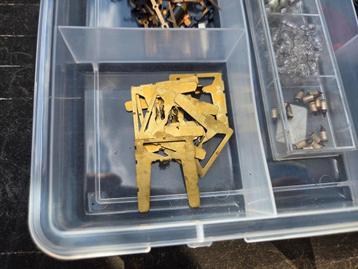 LOT DE PIECES DETACHEES+LOT AMPOULE+MOTEUR AIGUILLAGE beschikbaar voor biedingen