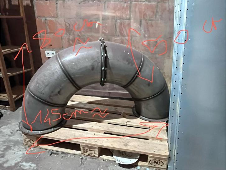 Grand tuyau métallique coudé – à donner, Doe-het-zelf en Bouw, Buizen en Afvoer, Zo goed als nieuw, Afvoer, Minder dan 2 meter