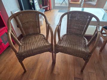 2 rotan stoelen, heel goede conditie.  beschikbaar voor biedingen
