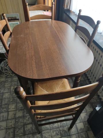 Keukentafel met 4 stoelen beschikbaar voor biedingen