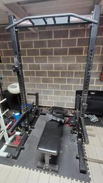 Half rack met bank, kettingen, ... en een reverse hyper., Sport en Fitness, Ophalen, Zo goed als nieuw