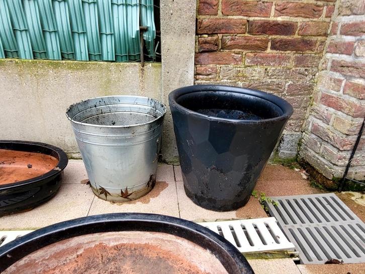 2 grote bloempotten plastiek en metaal, Tuin en Terras, Bloempotten, Zo goed als nieuw, Metaal, Ophalen