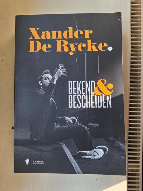 Xander De Rycke - Bekend & bescheiden (gesigneerde versie), Boeken, Humor, Zo goed als nieuw, Ophalen of Verzenden