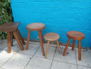 4 krukken van massief hout beschikbaar voor biedingen