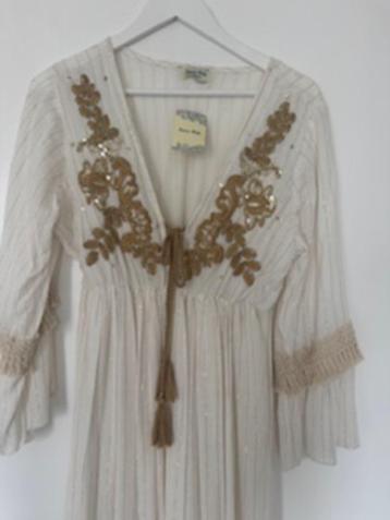 Wit ibiza kleed met goud en kaartje aan Onesize, Kleding | Dames, Jurken, Ophalen of Verzenden, Nieuw, Wit, Onder de knie
