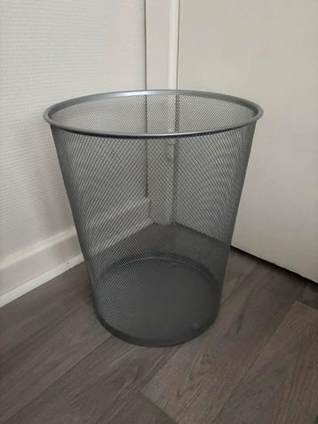 Mand voor oud papier beschikbaar voor biedingen