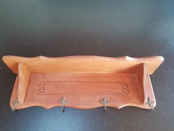 Wandmeubel met kapstokken beschikbaar voor biedingen