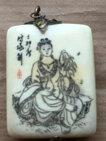 Fijn gesneden en gegraveerd hangertje, amulet beschikbaar voor biedingen