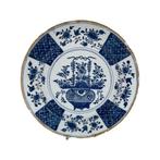 18e Delfts blauwe aardewerken schaal versierd met bloemen ge