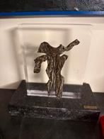 Mooi bronzen beeld op plexi inge dewilde, Antiek en Kunst, Ophalen of Verzenden