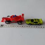 Set de 2 voitures.Rouge en plastique. Vert en métal, Enlèvement