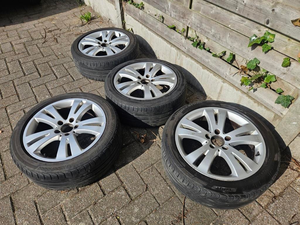 Mercedes W204 velgen 17 inch met zomerbanden, Auto-onderdelen, Banden en Velgen, Velg(en), Zomerbanden, 17 inch, 225 mm, Personenwagen
