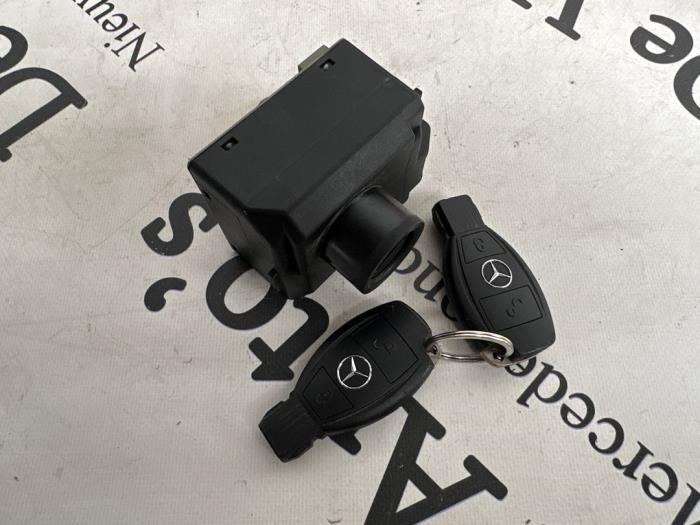 Serrure de contact + clé d'un Mercedes Vito, Autos : Pièces & Accessoires, 3 mois de garantie, Utilisé, -, -