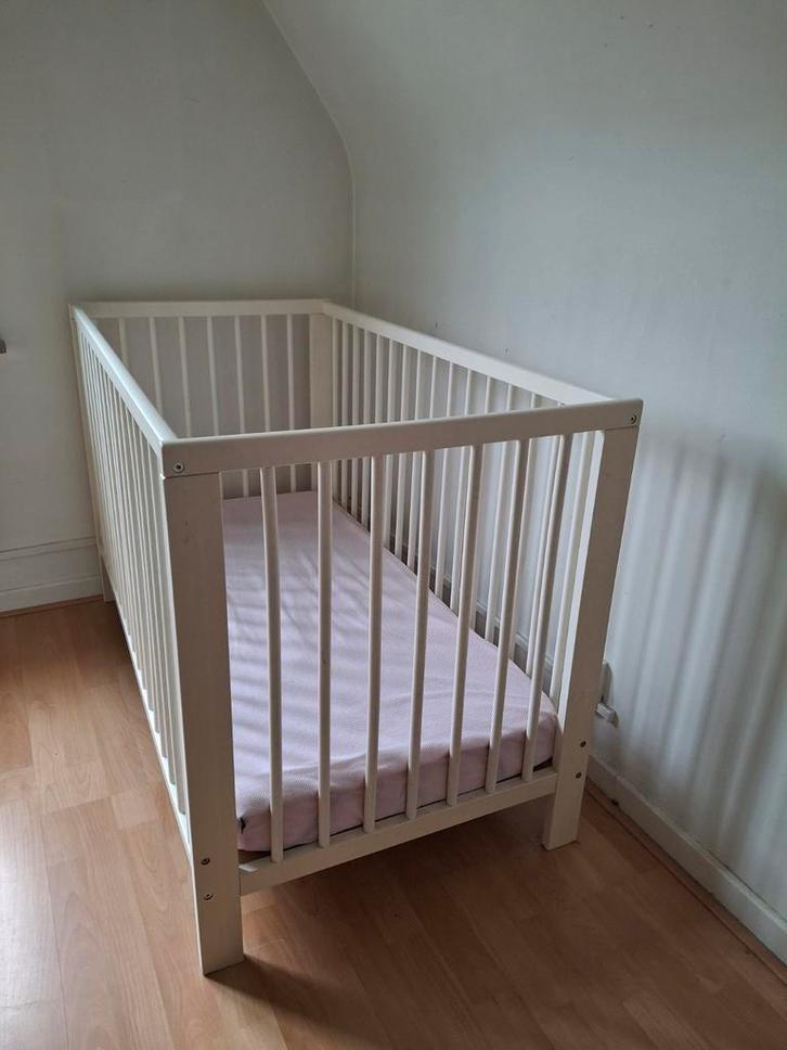 Babybed ikea + aerosleep matras, -beschermer en hoeslaken!, Kinderen en Baby's, Babyparken, Ophalen