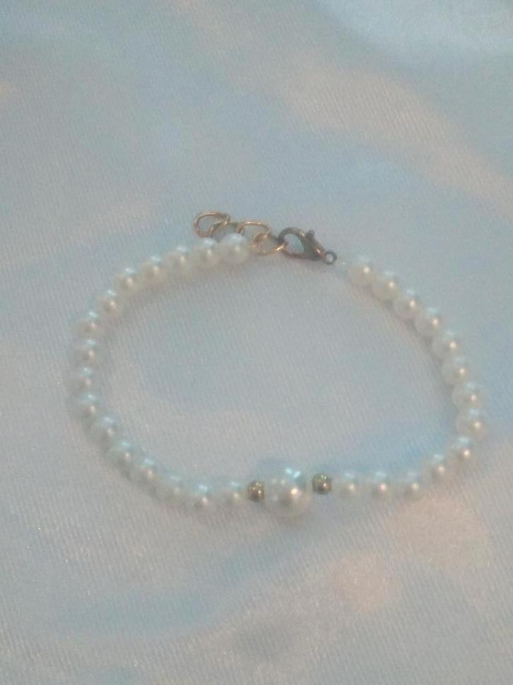 Armbandje faux parels, Handtassen en Accessoires, Armbanden, Nieuw, Overige materialen, Wit, Met bedels of kralen, Ophalen of Verzenden