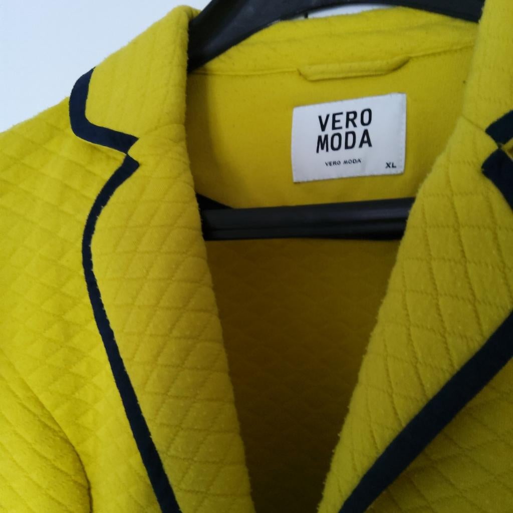 Geel jasje in doorstikt tricot.  Maat  L, Ophalen of Verzenden