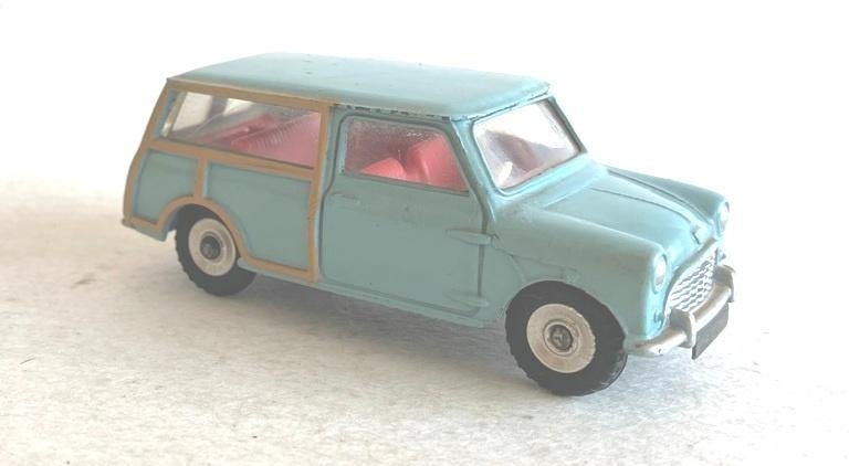 Dinky Toys England. Mini Austin Country man bleu ciel, Réf 199, état