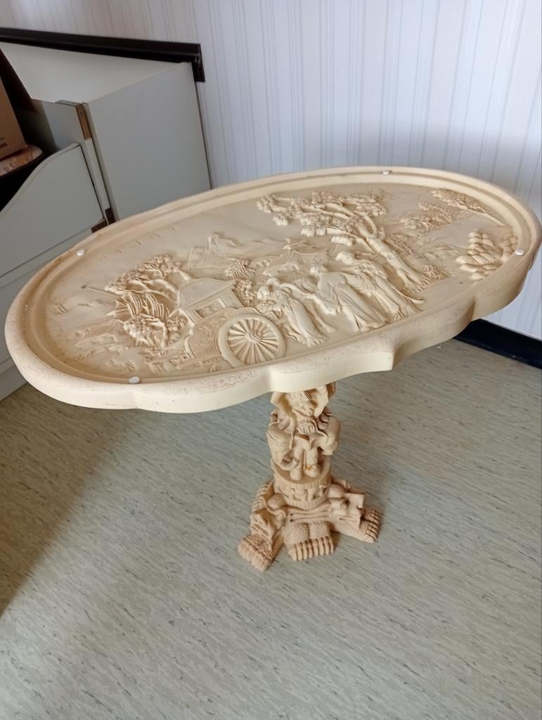 Table basse de style ivoire, Enlèvement