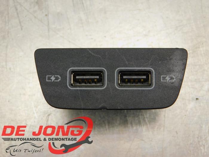 AUX/USB aansluiting van een Volkswagen Polo, Auto-onderdelen, Elektronica en Kabels, Volkswagen, Gebruikt, 3 maanden garantie