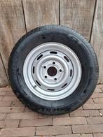 Reserve wiel voor aanhangwagen., Ophalen