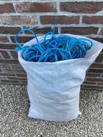 Een grote zak nylonkoorden., Ophalen