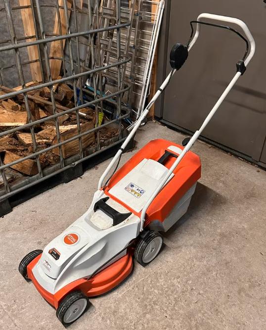 Grasmachine te huur, Tuin en Terras, Grasmaaiers, Ophalen, Cirkelmaaier, Stihl, Opvangbak