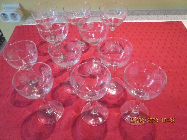 Verres (11) à vin ou à digestif sur pied, Collections, Verres & Petits Verres, Comme neuf, Autres types, Enlèvement