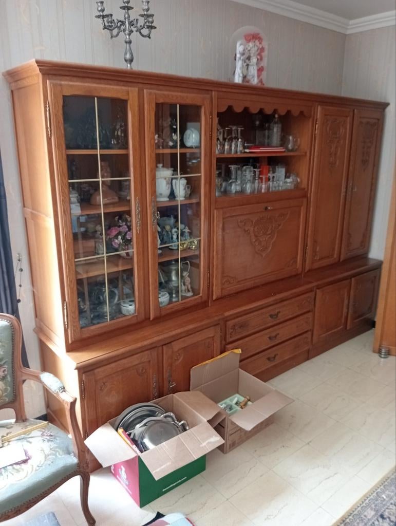 Grote vitrinekast met bar, Ophalen