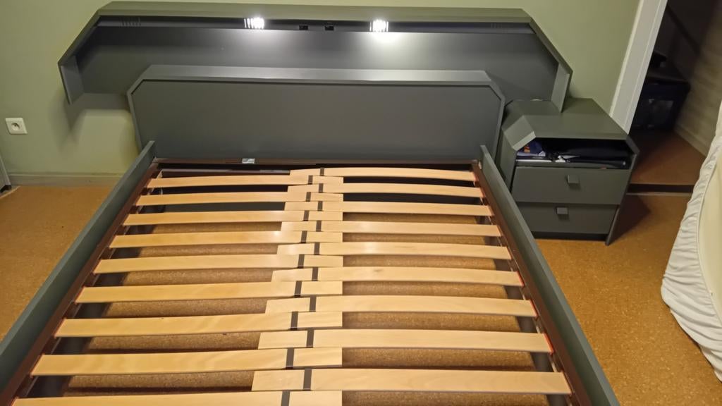Bed met verlichting en 2 nachtkastjes., Ophalen